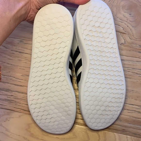 Adidas youth court size 3 1/2 - Picture 2 of 8